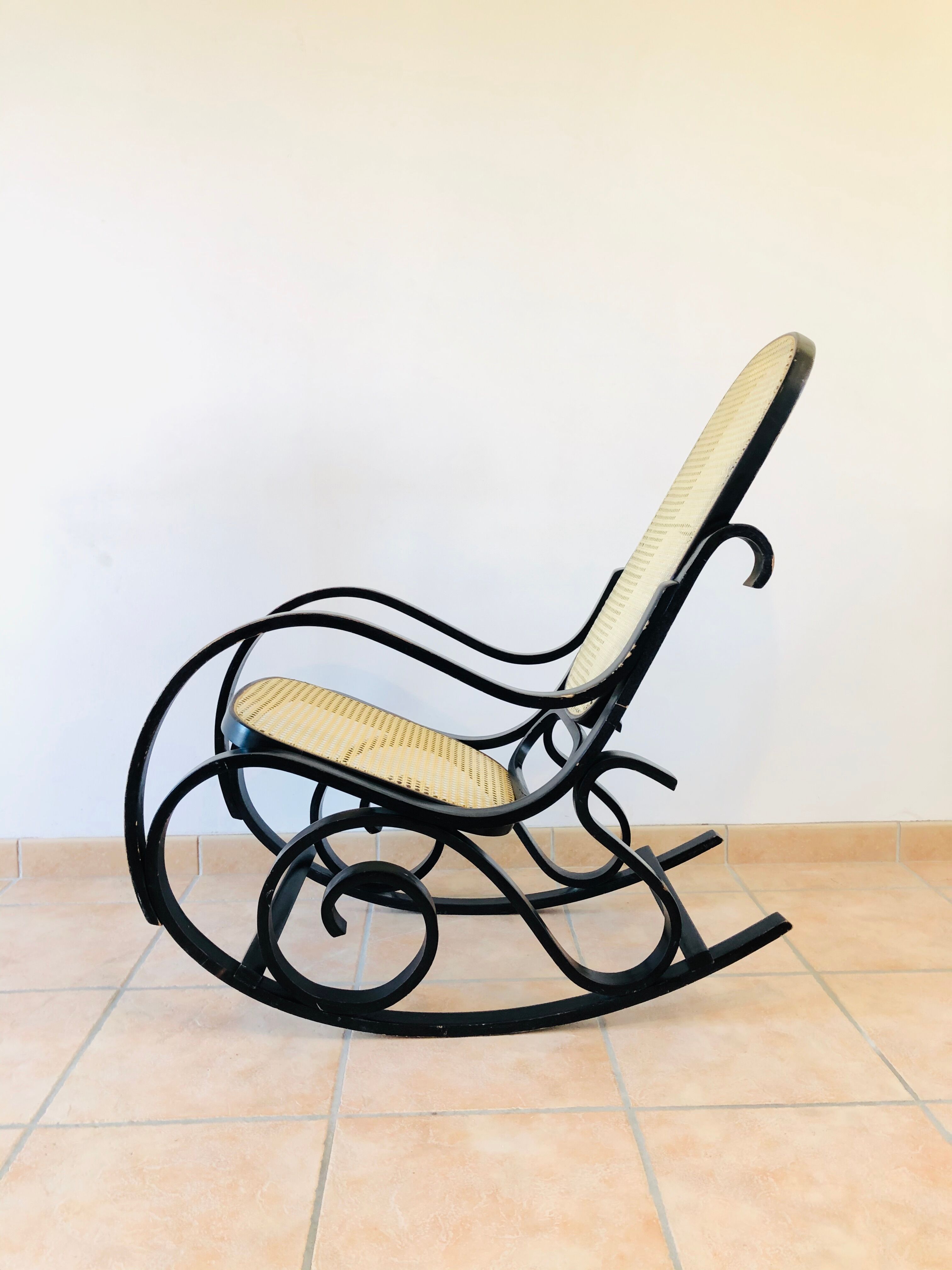 Rocking-chair vintage en bois courbé et cannage 1960