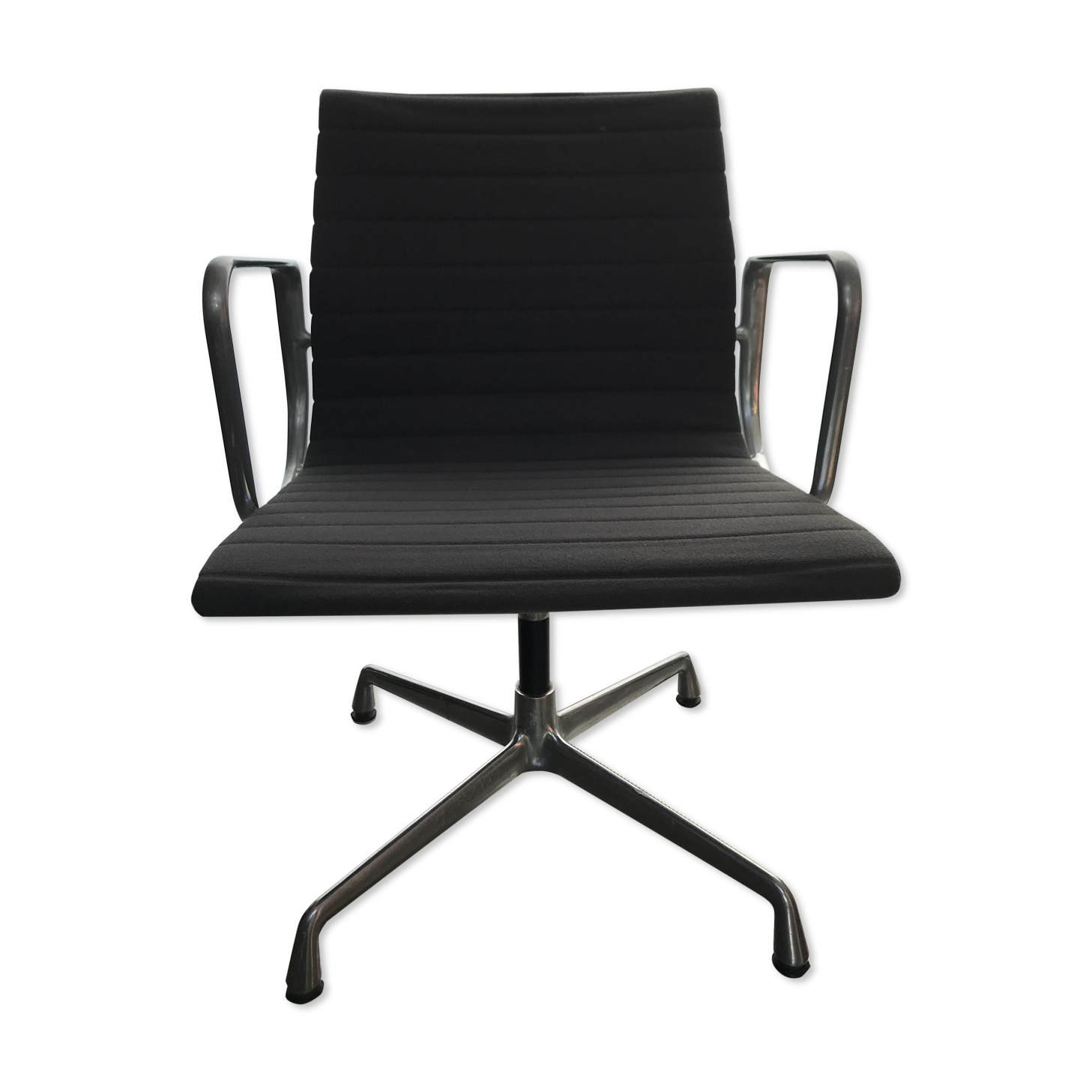 Fauteuil soft pad chair EA 207 par Charles et Ray Eames  pour Vitra