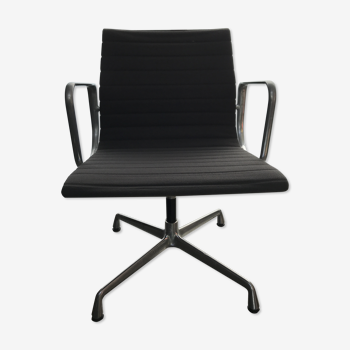 Soft Pad Chair EA 207 by Charles and Ray Eames for Vitra