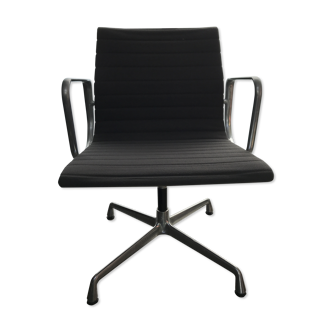 Soft Pad Chair EA 207 by Charles and Ray Eames for Vitra