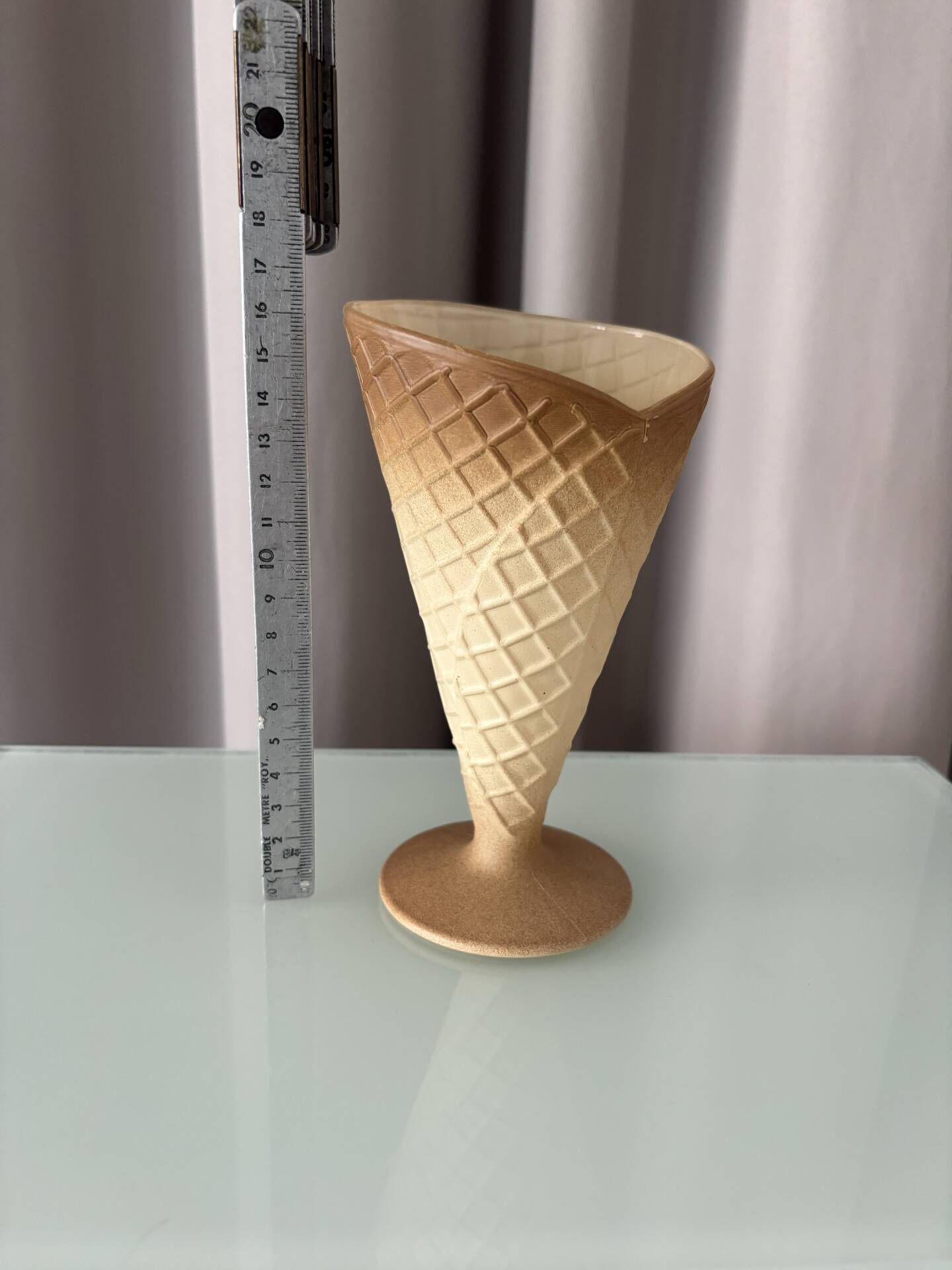 Ensemble de 4 coupes à dessert en forme de cornet de glace italienne, vers 1980.