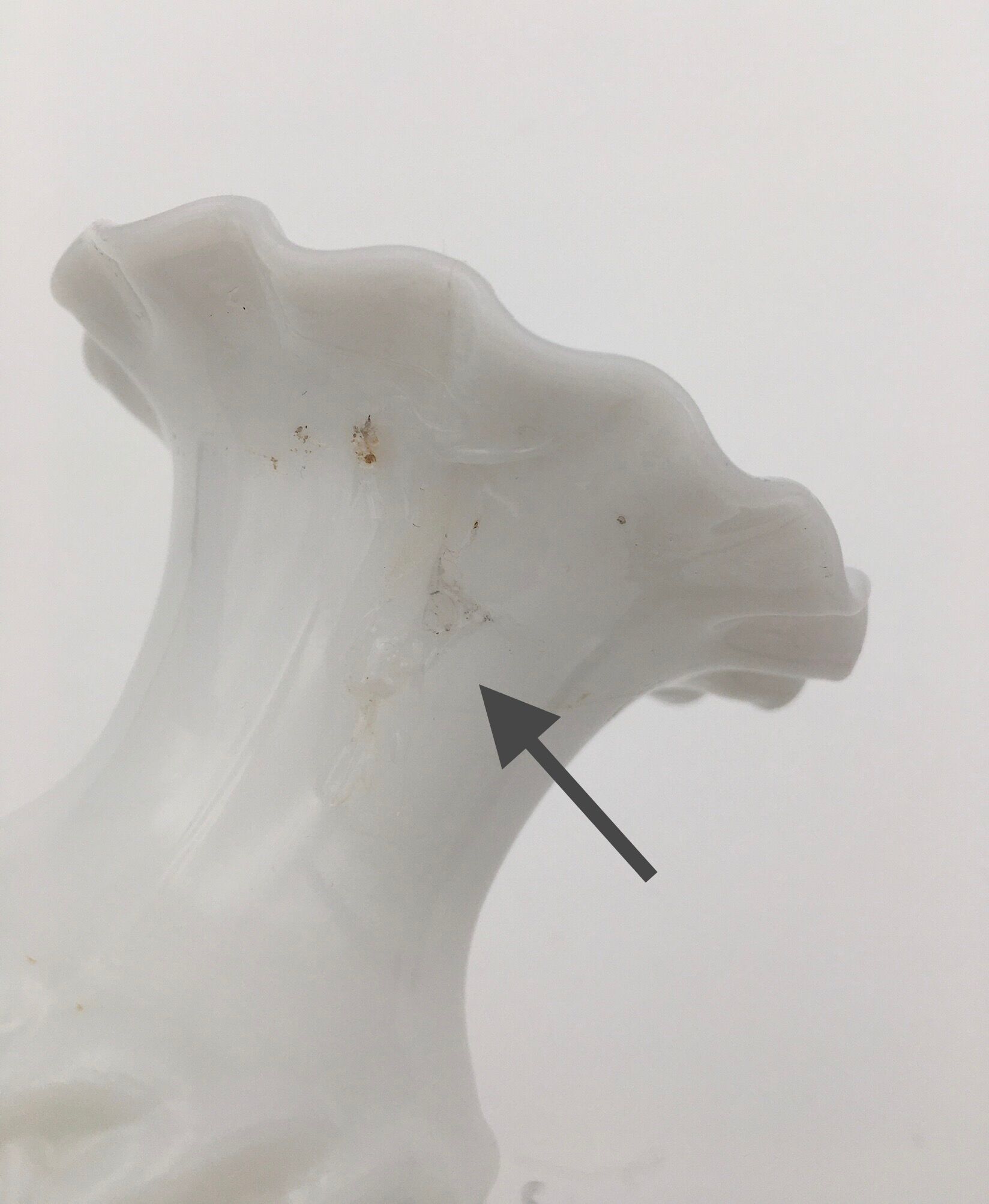 Vase ancien en opaline de foire, blanc, col corolle et décor médaillon 1900