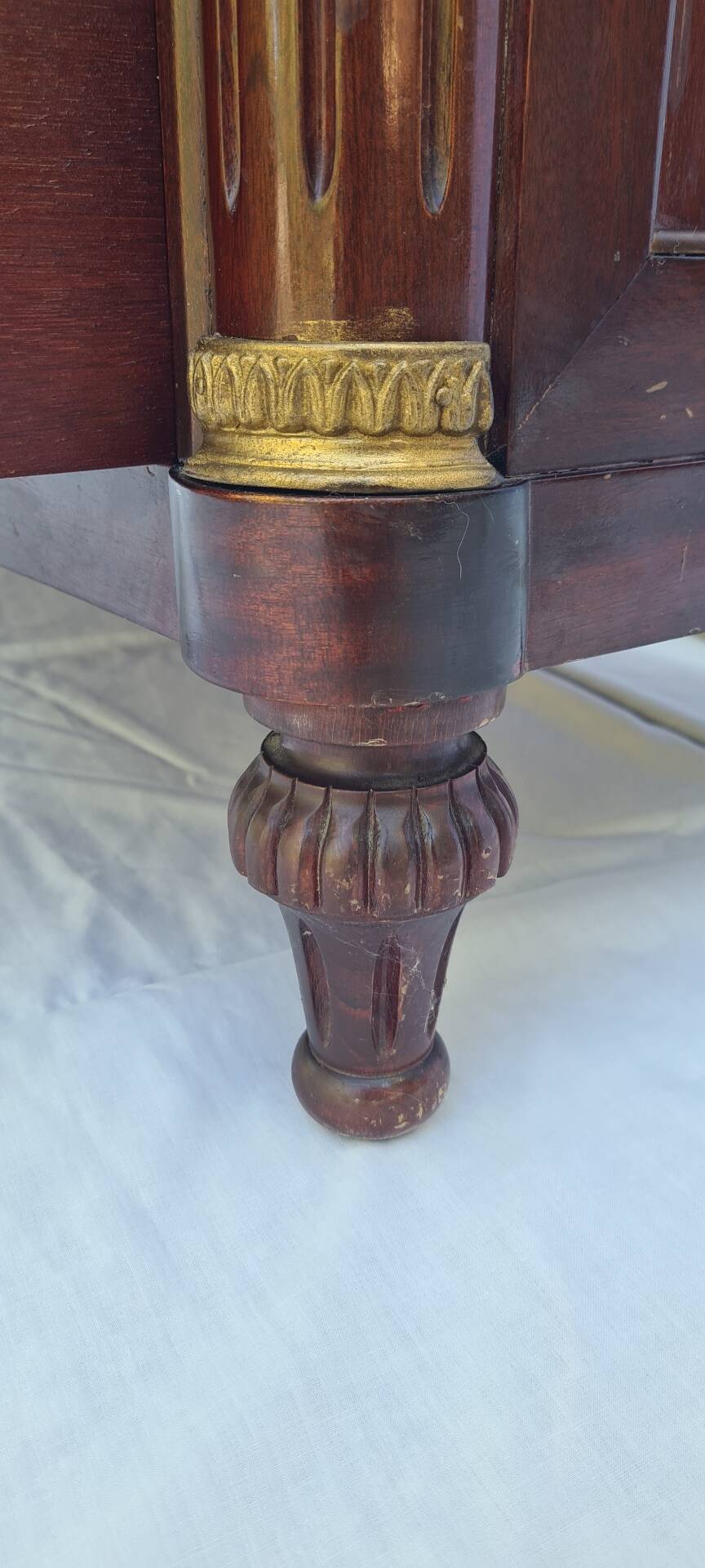 Commode style Louis XVI placage en acajou