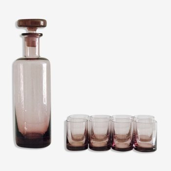Carafe en verre soufflé violet et verres à liqueur assortis
