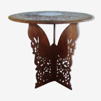 Table indienne sculptée, des années 70 et diamètre de 60 cm