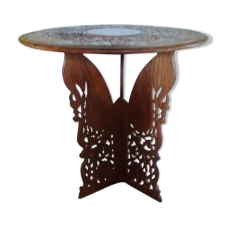 Table indienne sculptée, des années 70 et diamètre de 60 cm