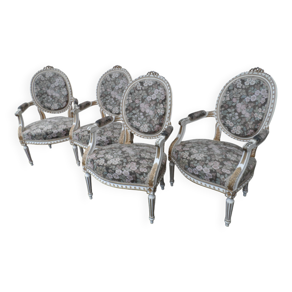Quatre fauteuils médaillons