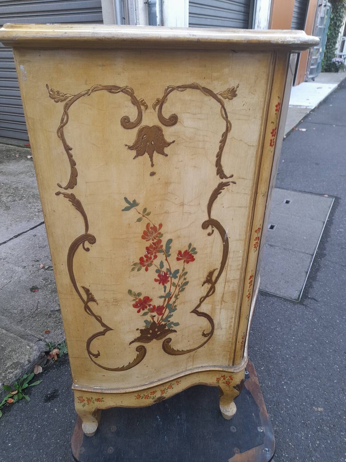 Venetian style lacquered 3-door sideboard