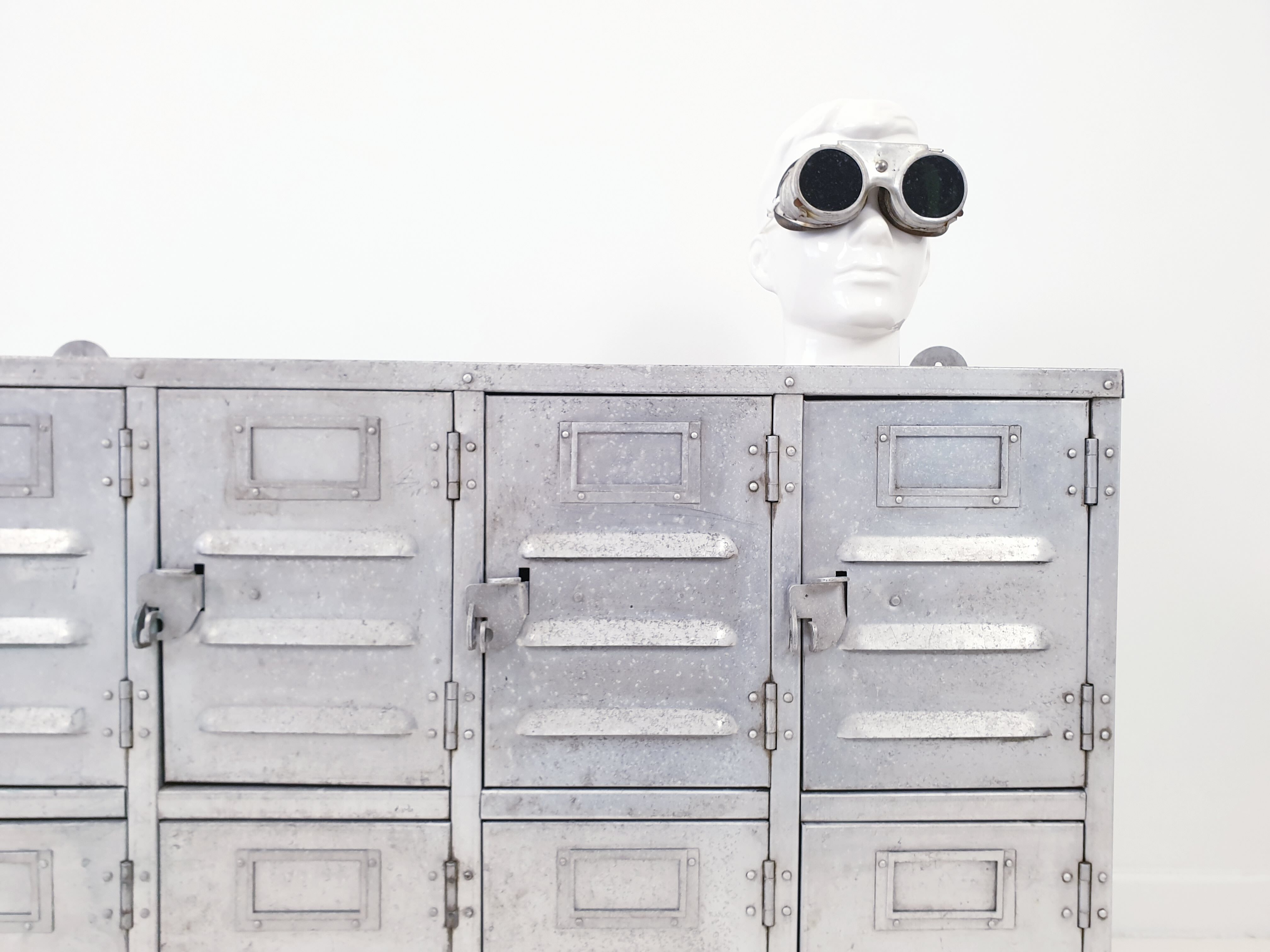 Industrial furnishings in riveted aluminium