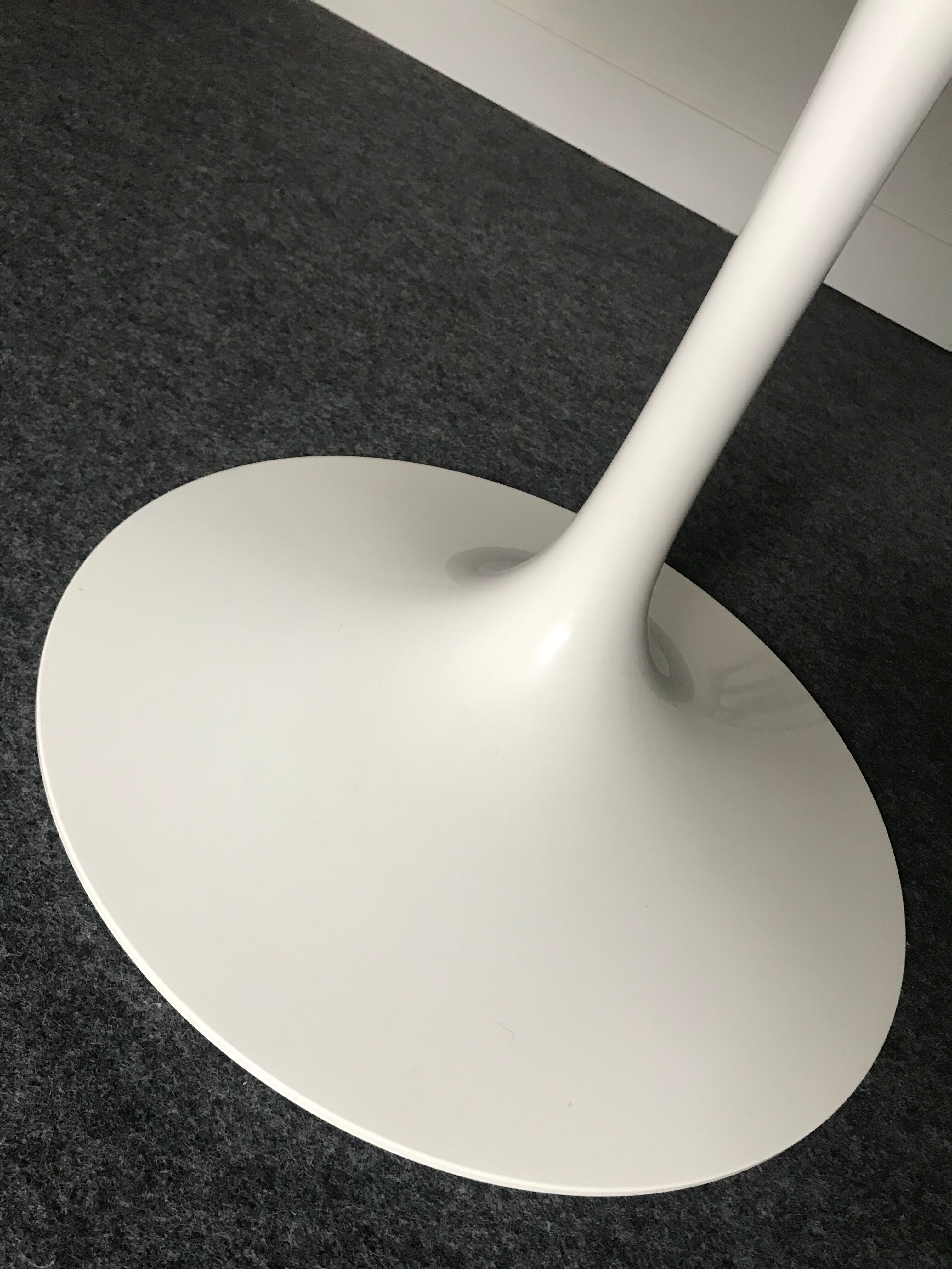 Tulip table by Eero Saarinen, Knoll edition