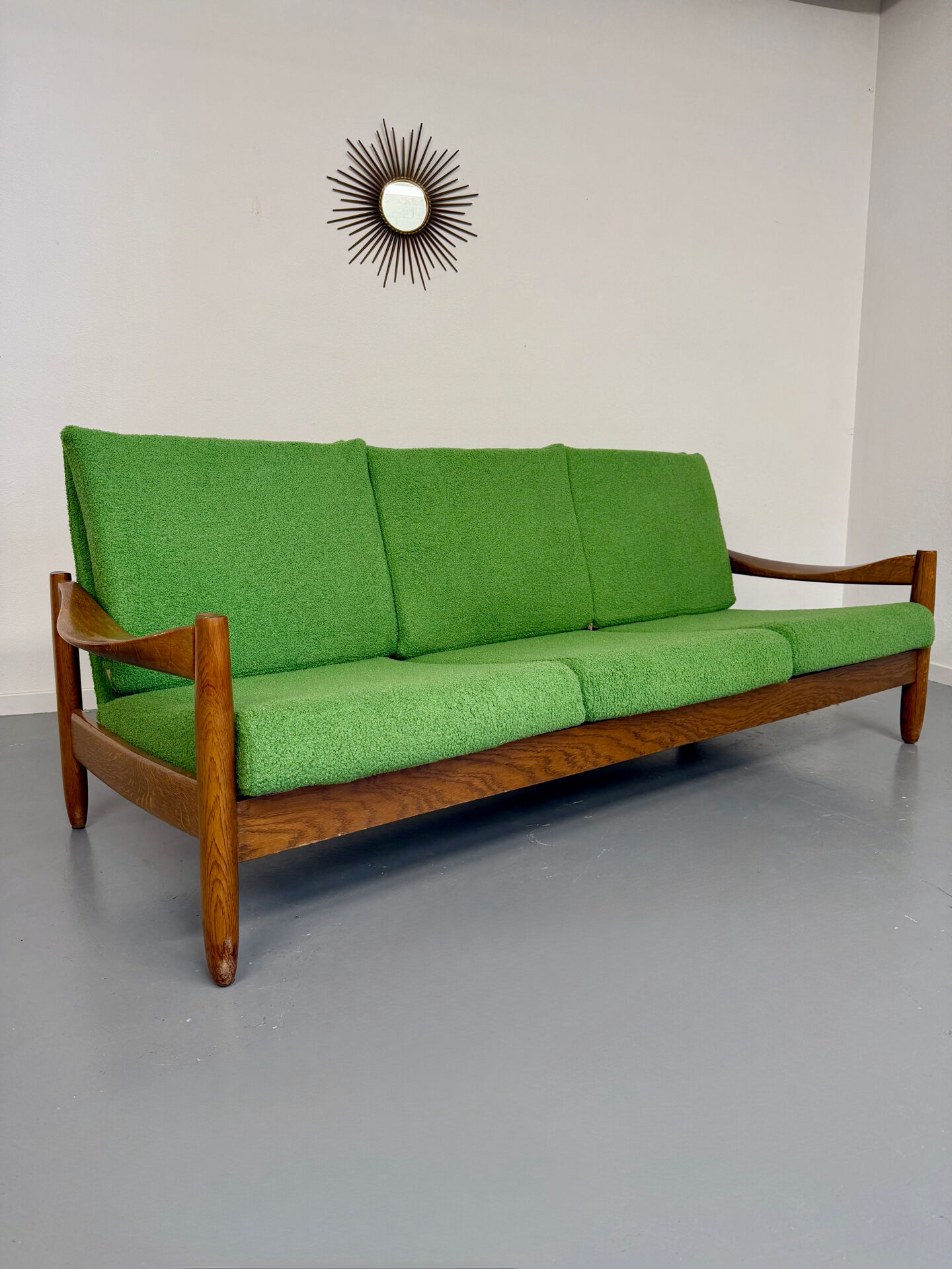 Vintage 3-seater canapé in solid oak with boucle fabric, Scandinavian design from the 70s.