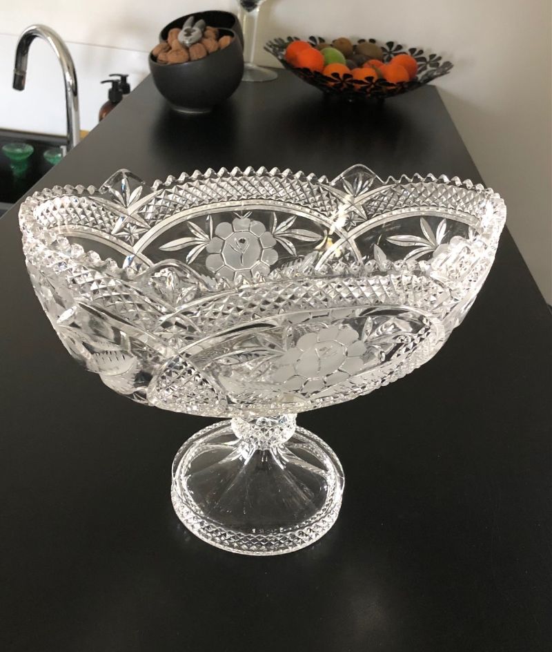 Oval cut in chiseled crystal