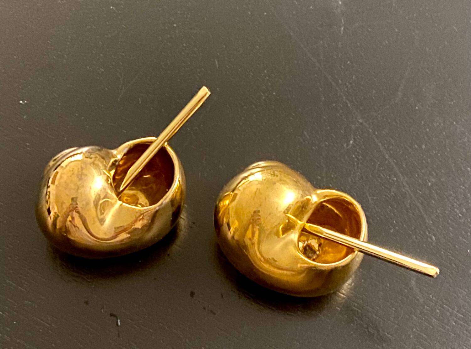 2 Snail-shaped salt pots in gold-colored porcelain