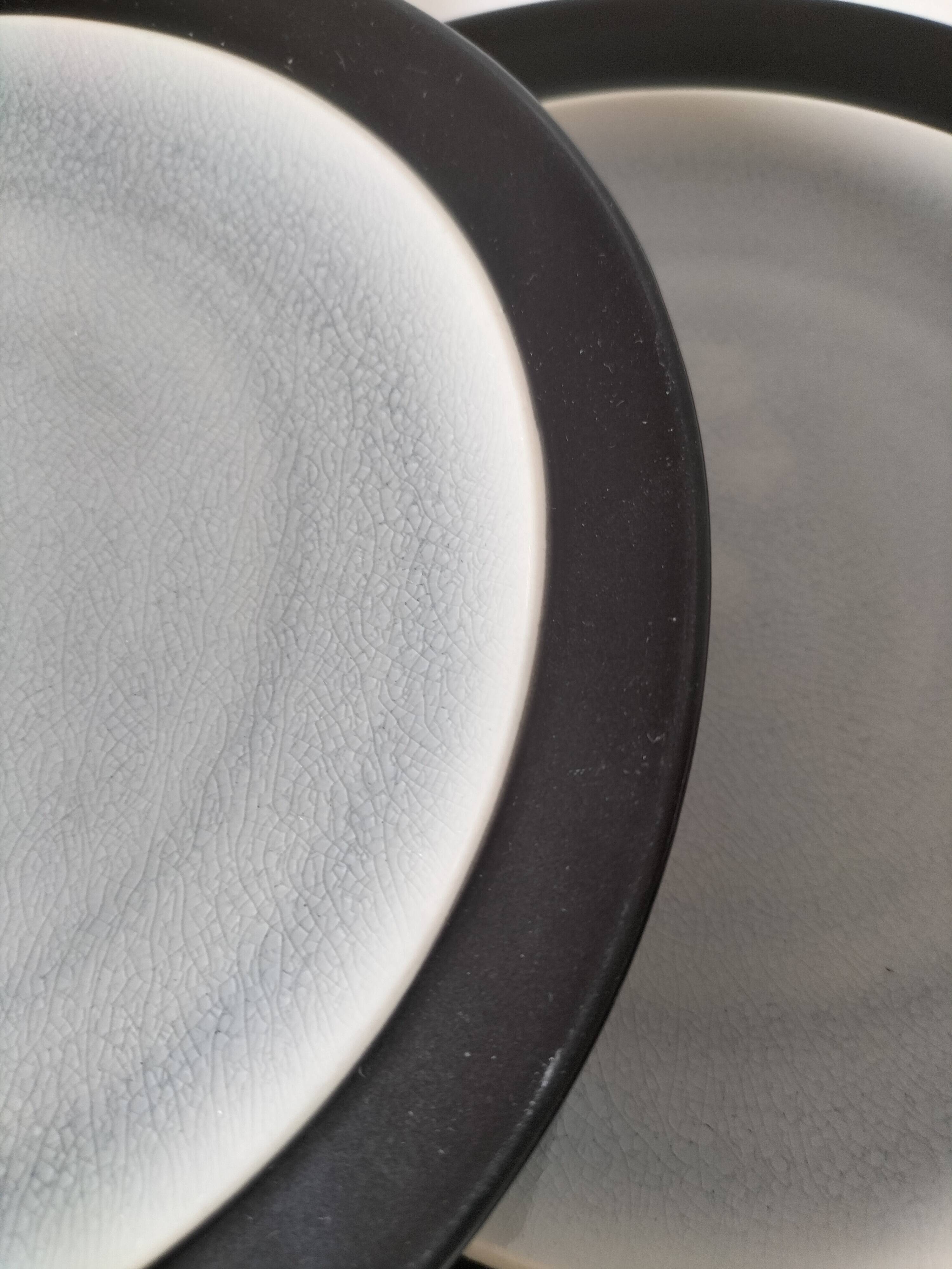 Set of 4 two-tone flat plates with a crackled effect.