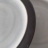 Set of 4 two-tone flat plates with a crackled effect.