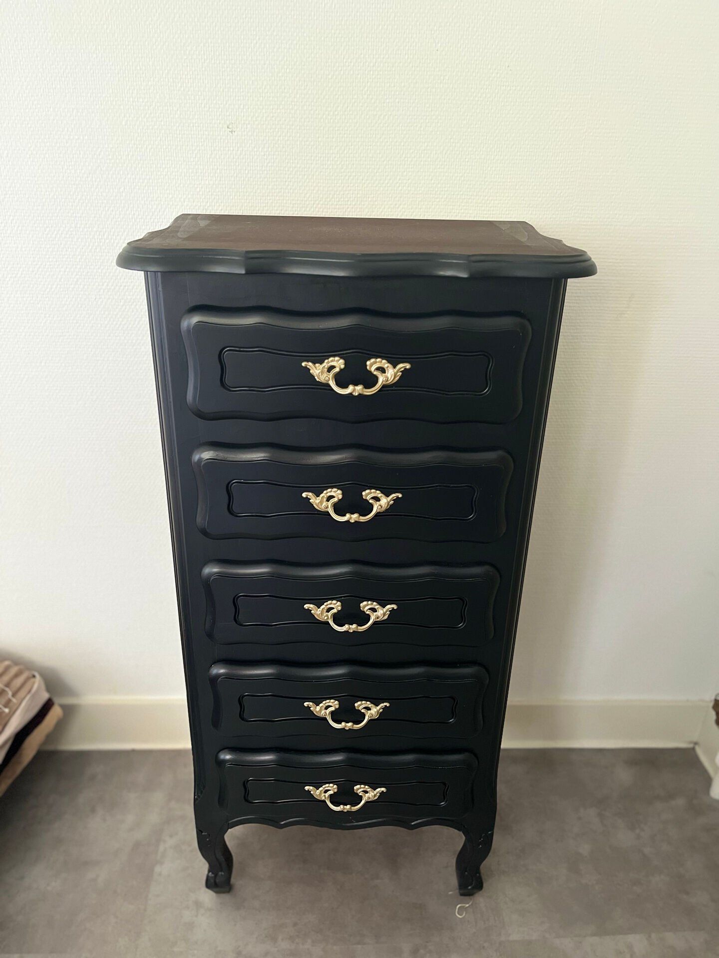 Wooden chest of drawers