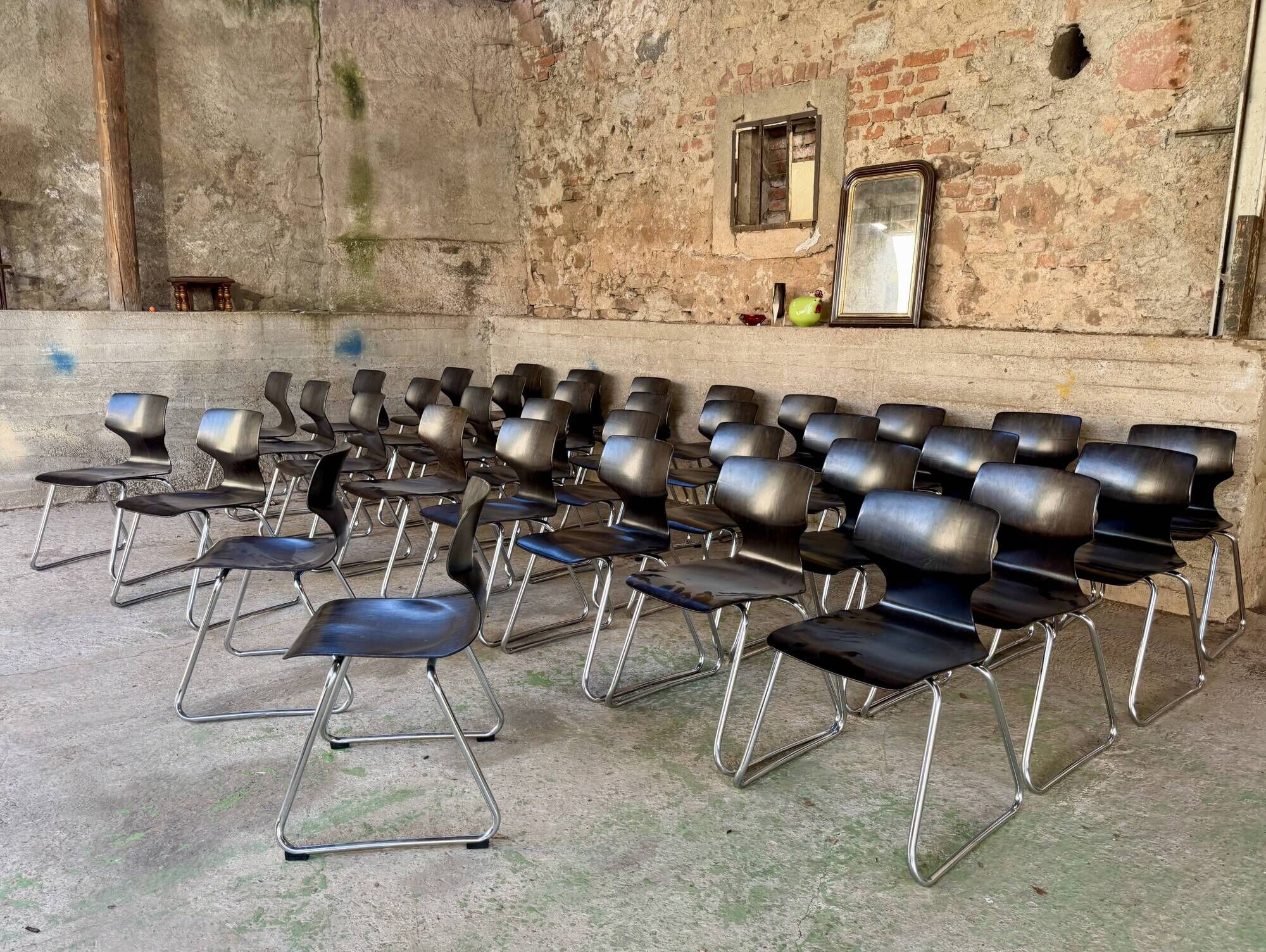 ✨ Set of 100 black Pagholz Flototto chairs – Chrome tubular frame