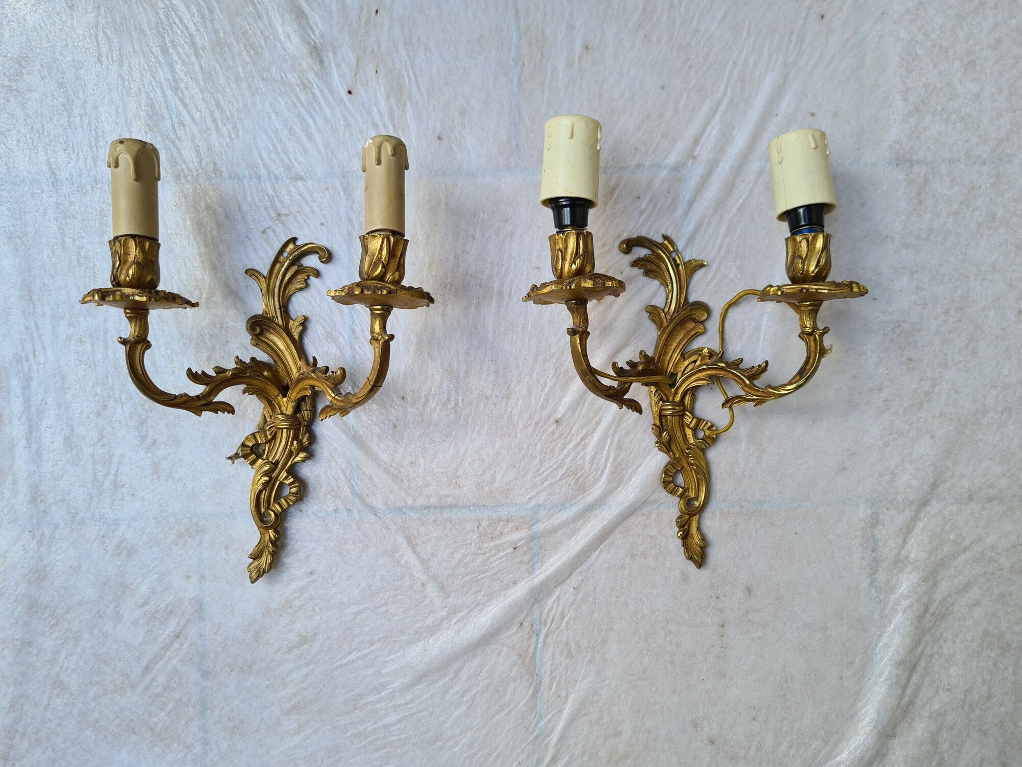 Pair of gilded bronze wall lamps in Louis XV style, late nineteenth century