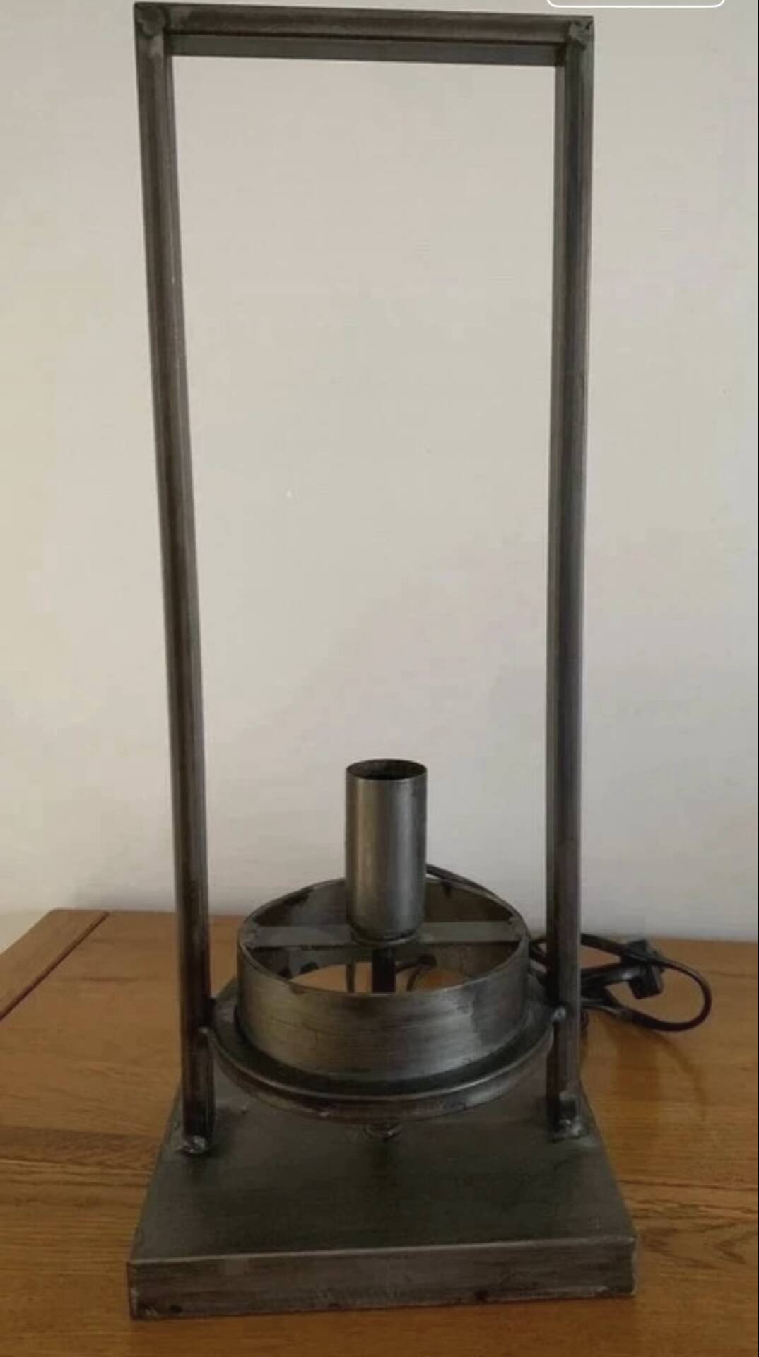 Superb table lamp base in raw metal with an industrial style.