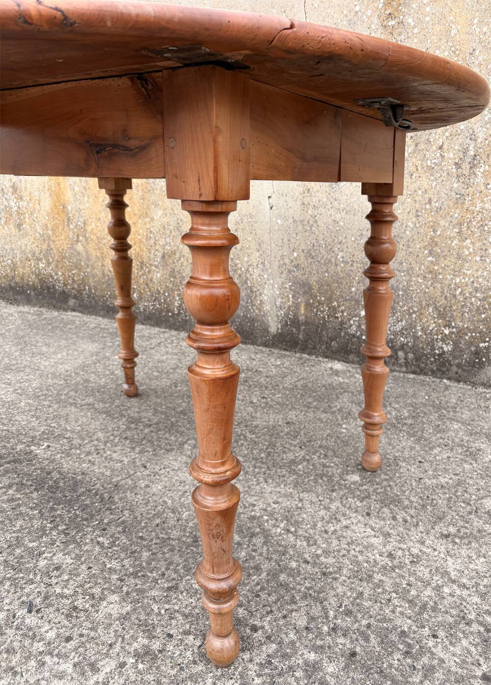 Round solid oak table with extensions, cabinetmaker's sliding mechanism,