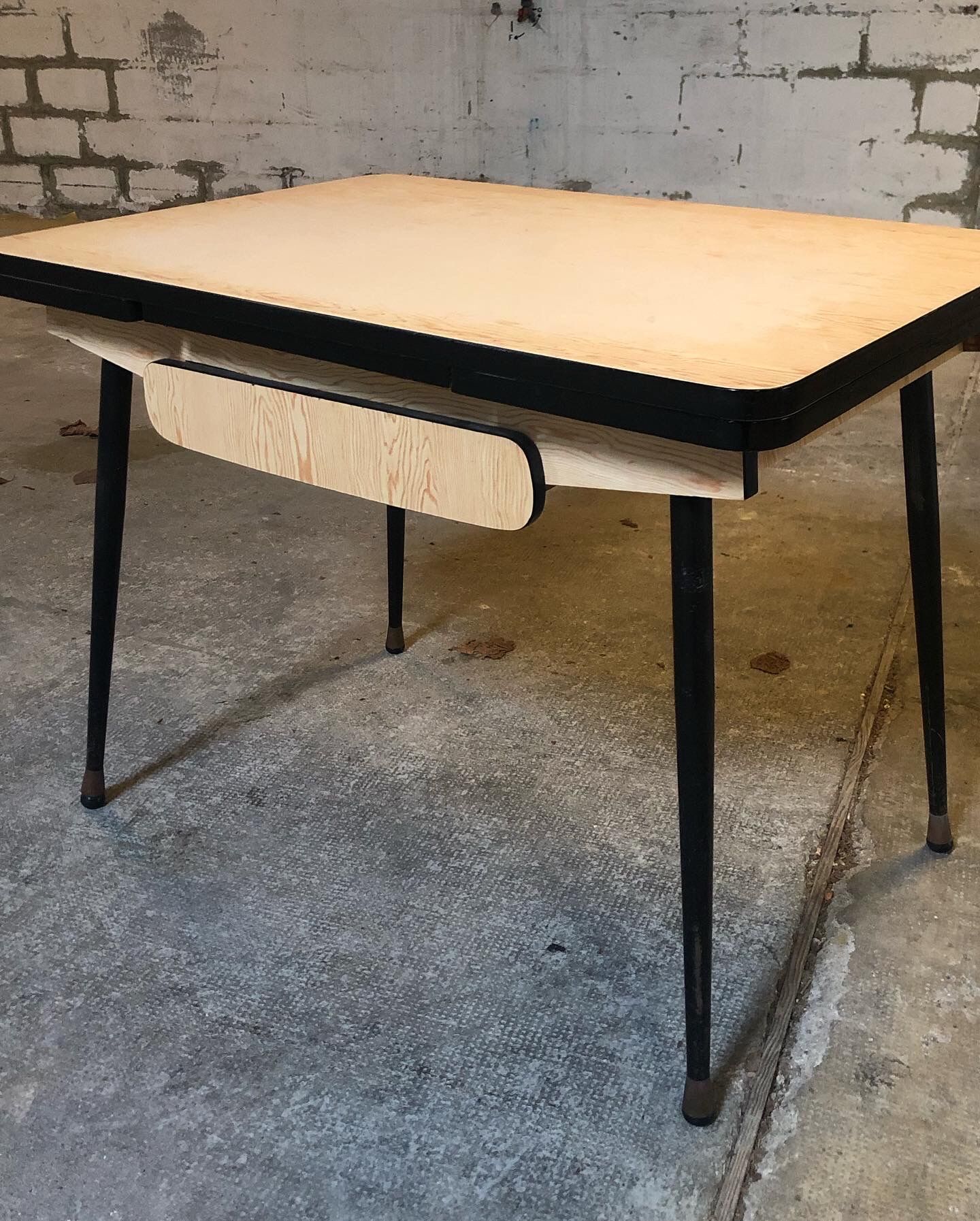 Formica table with extensions