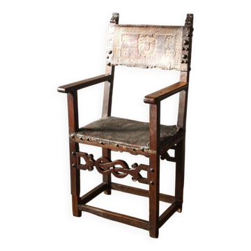 Fauteuil à bras ancien en noyer et cuir clouté, XVIIème siècle
