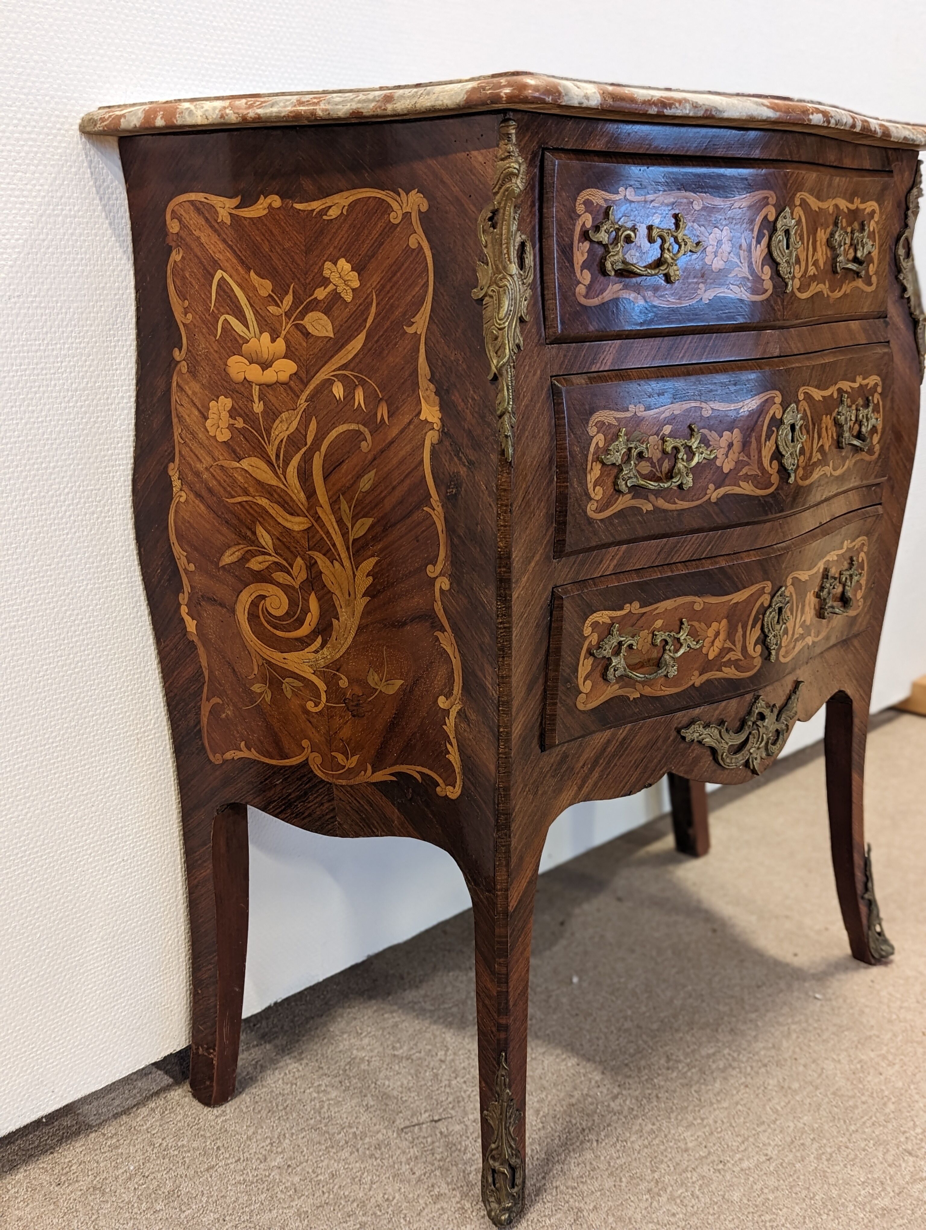 Small chest of drawers sauteuse louis XV inlaid