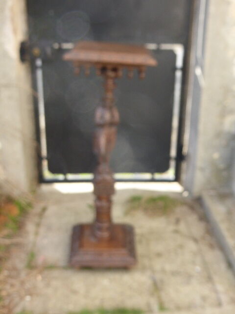 Wooden saddle with statuette, Breton figure, ancient and chiseled, Henri II style