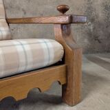 Salon vintage en bois massif avec coussins à carreaux