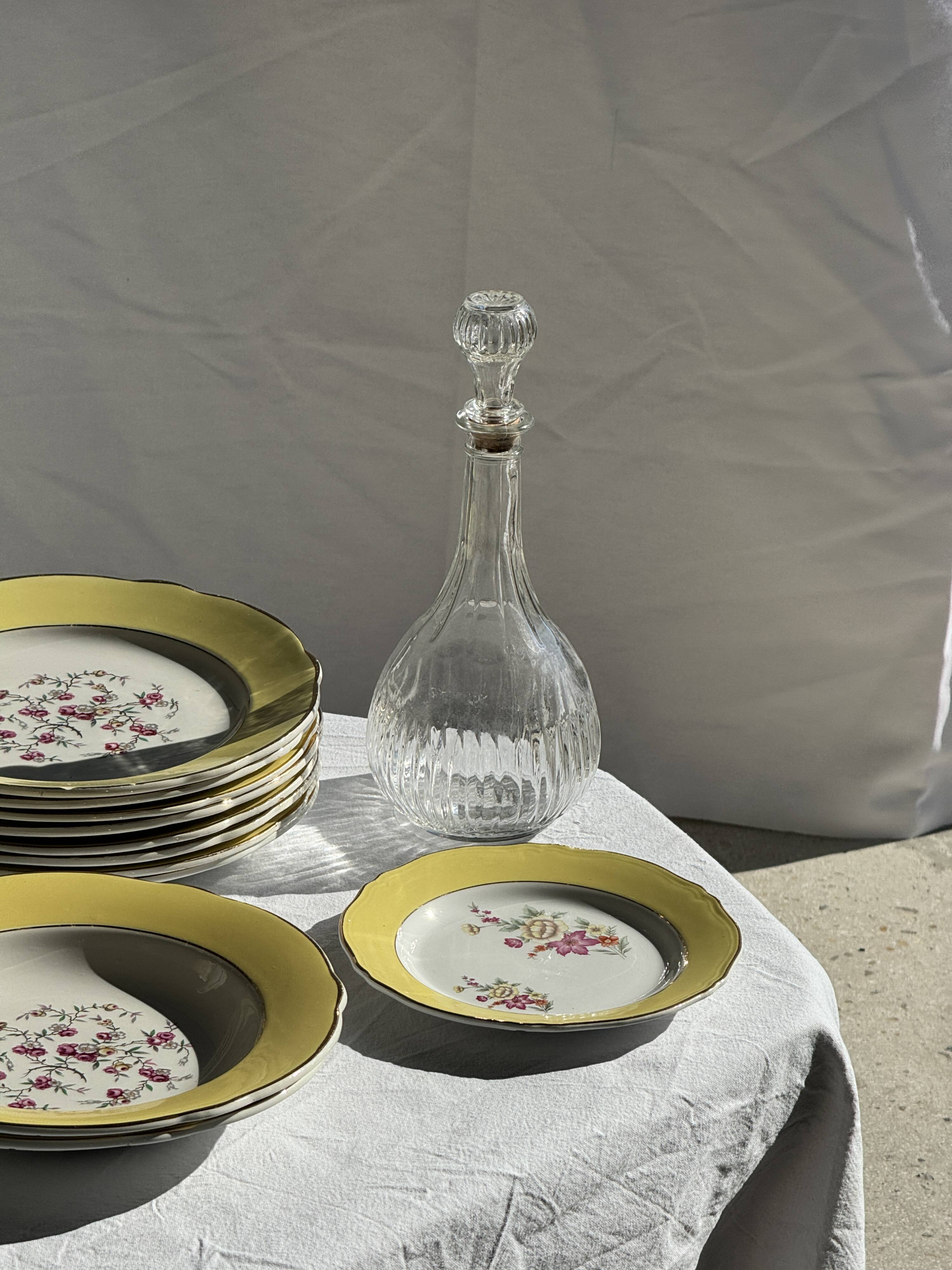Lot de 19 grandes assiettes plates vintage jaunes fleurs roses liseré doré
