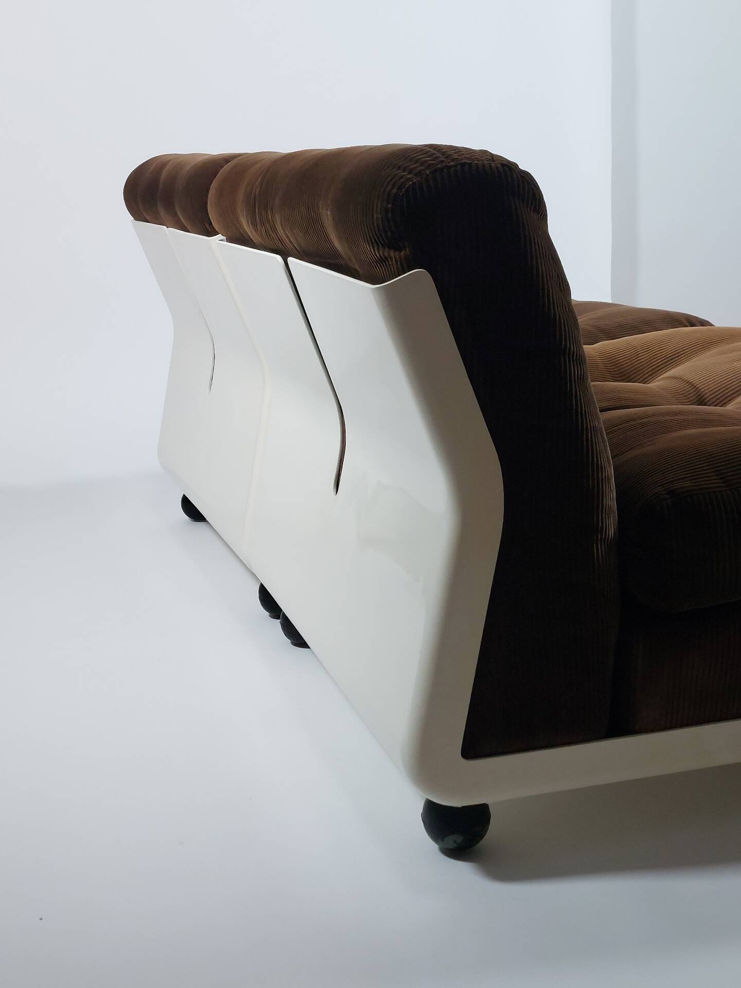 Paire de fauteuils lounge Amanta en velours côtelé et fibre de verre par Mario Bellini pour C&B Italia