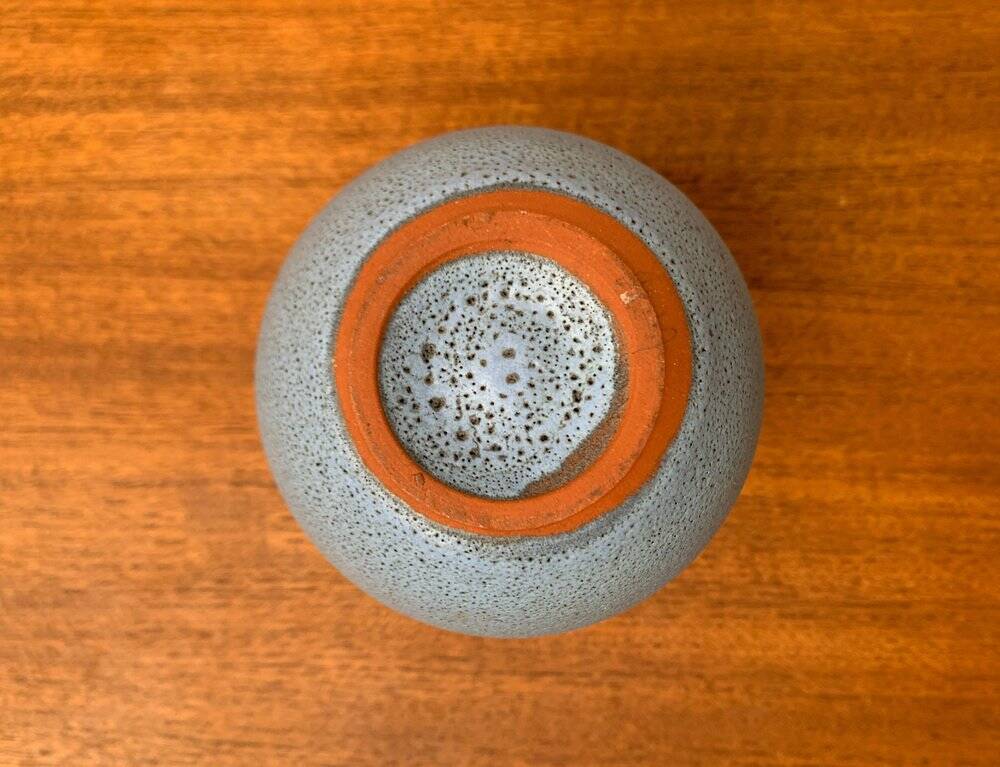 Minimalist German vase from the mid-century pottery studio of Töpferhof Römhild, 1960s.