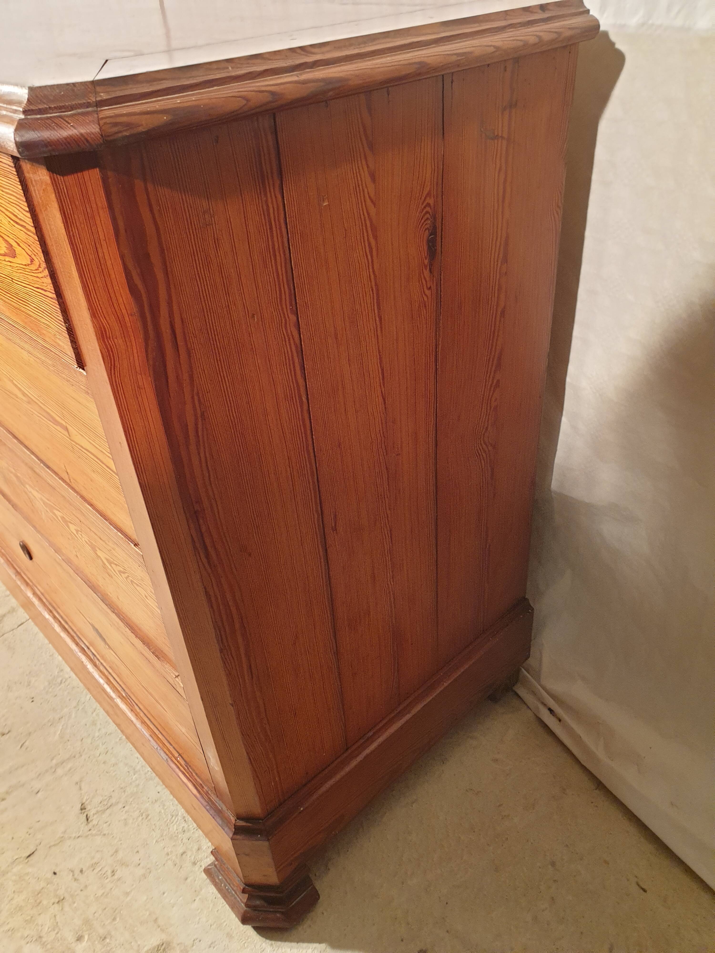Commode en pitchpin