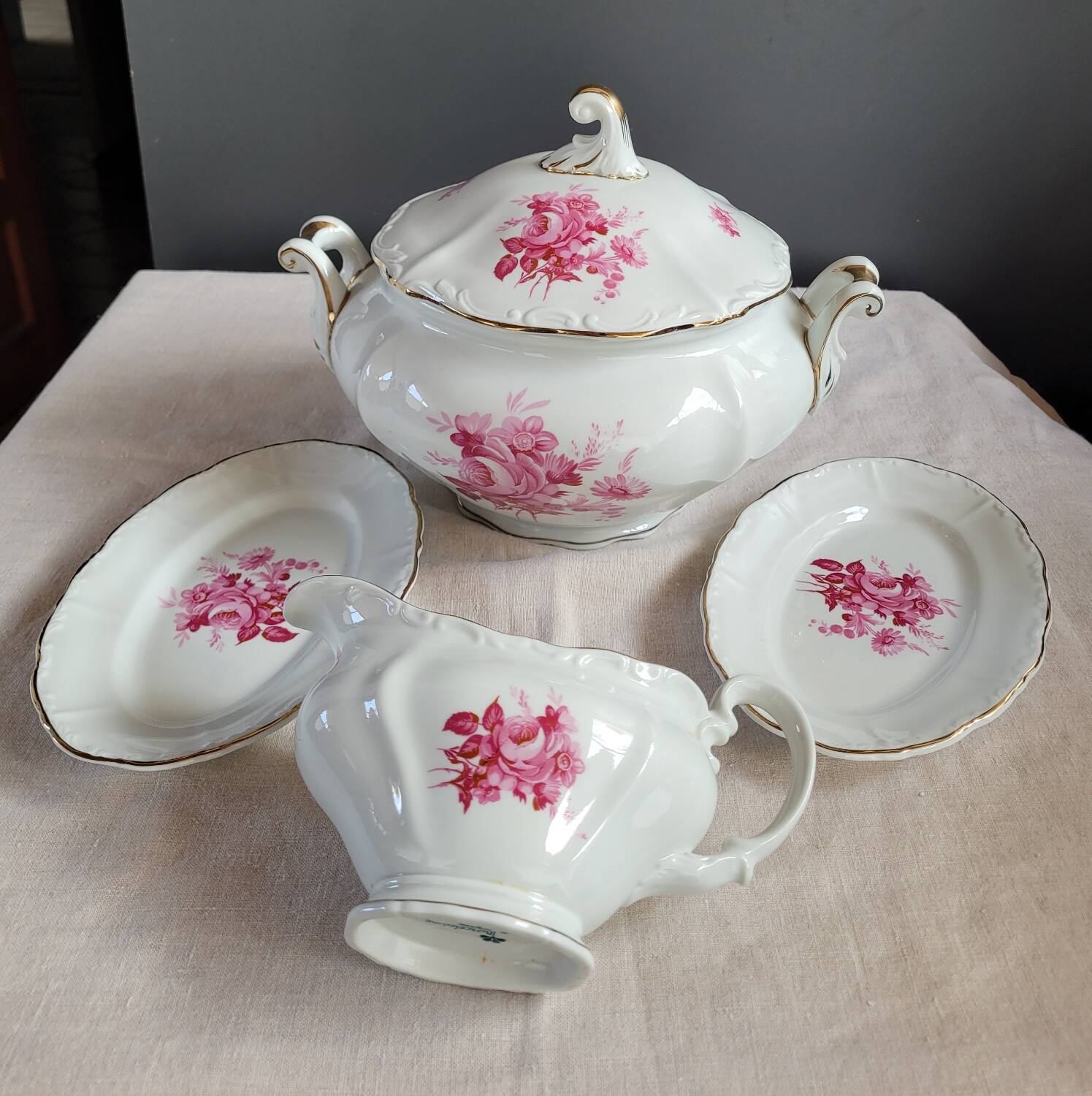 Soup tureen, gravy boat and serving dishes