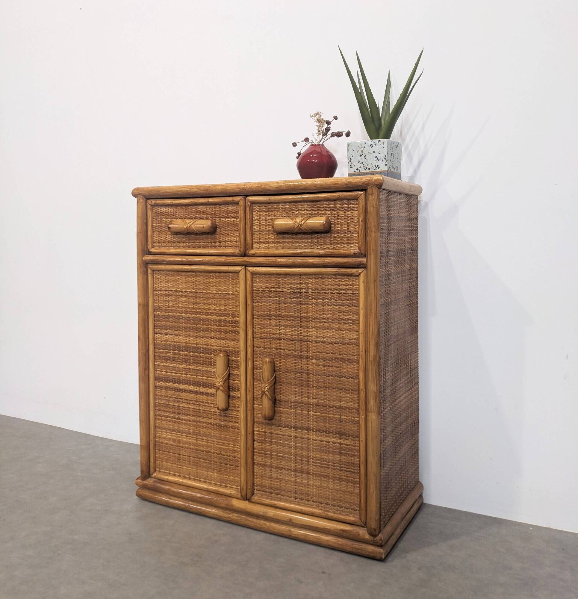 Vintage chest of drawers in rattan and bamboo.