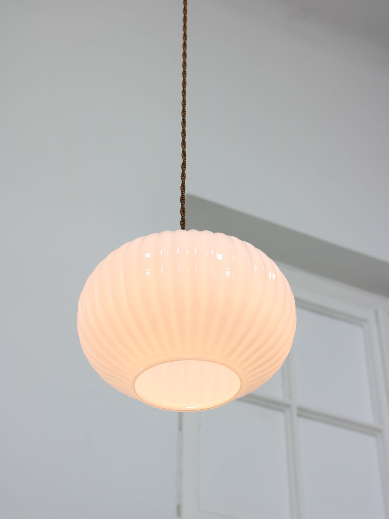 Suspension vintage en verre opalin & laiton