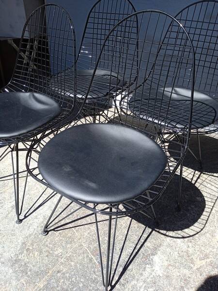 Set of 4 Eames chairs in metal