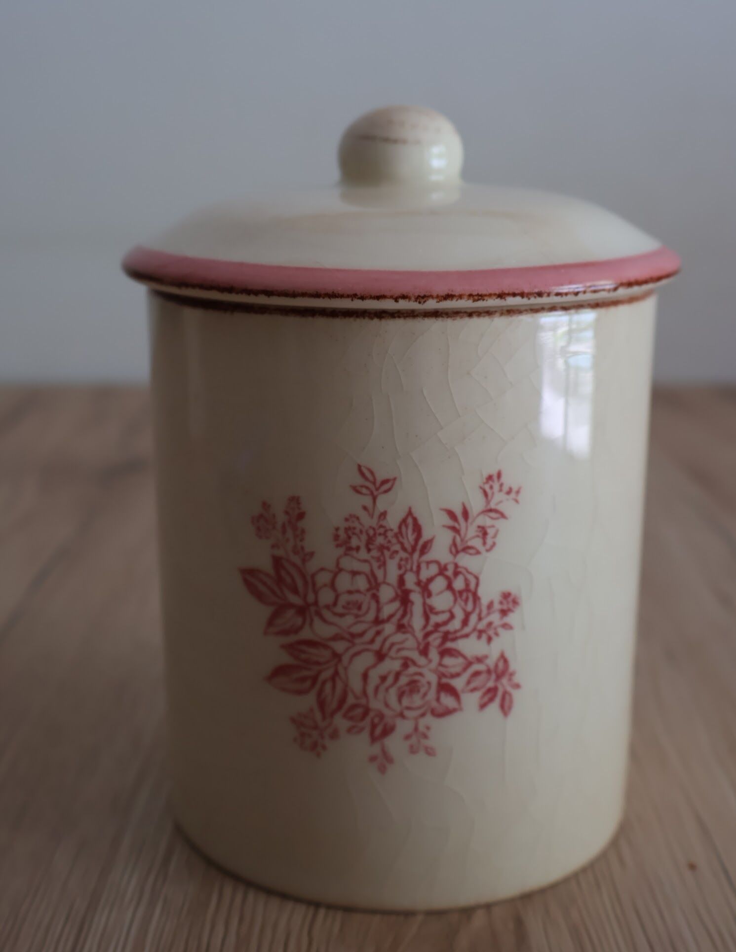 Spice jar with floral lid