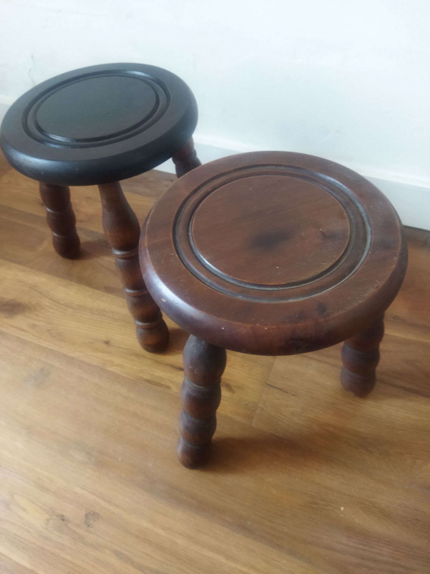 2 round tripod stools