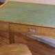 Table de cuisine ou de bureau en bois clair, années 30-40