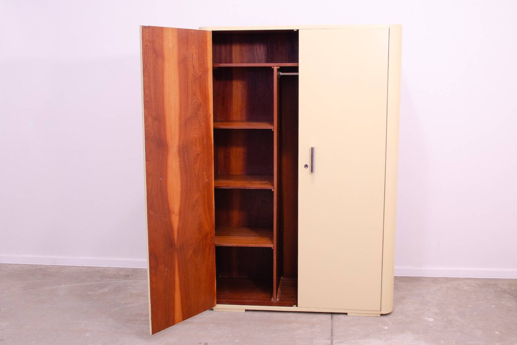 Armoire Bauhaus, années 1930, Tchécoslovaquie
