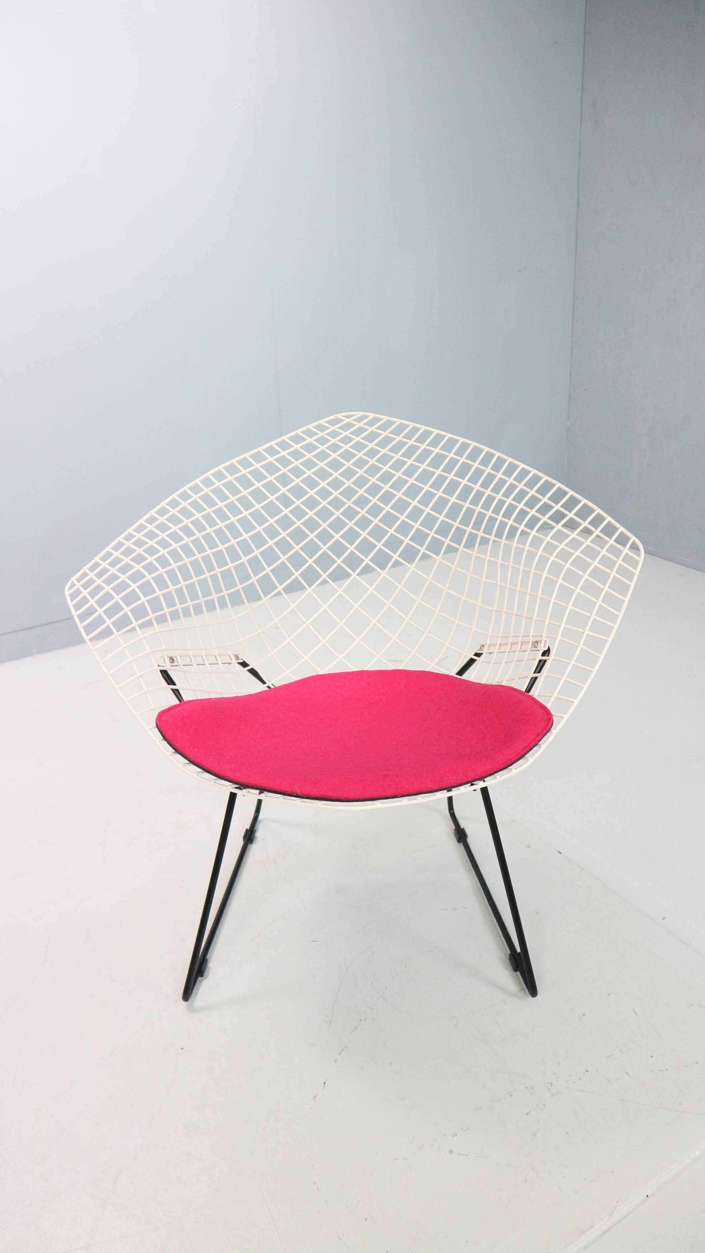 Diamond chair by Harry Bertoia in white & black metal and new seating 1960s