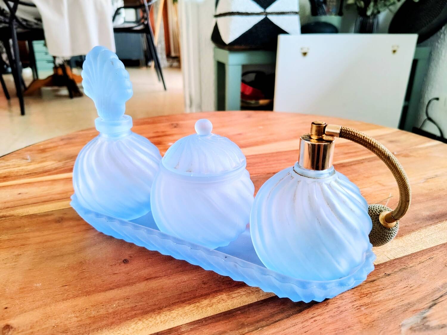 Ensemble de toilette art déco en verre opalescent