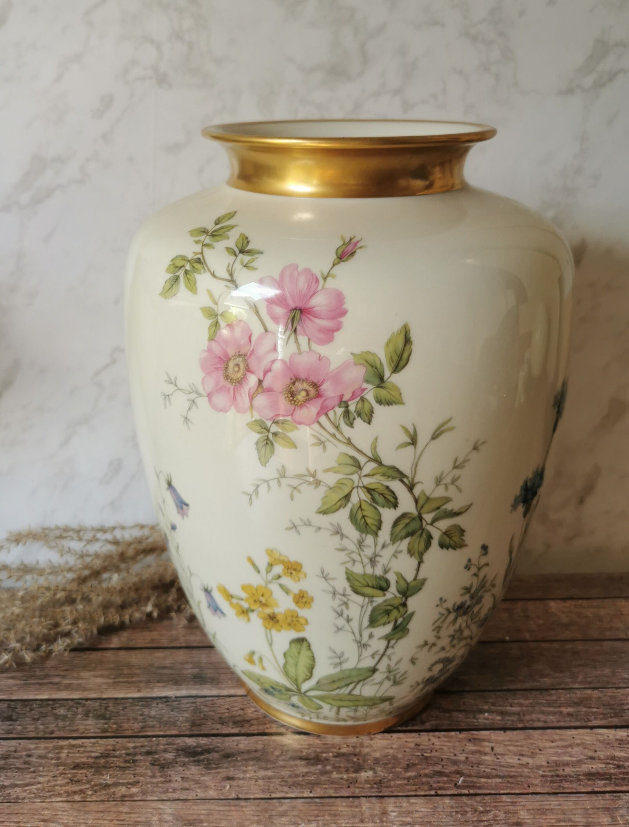 Porcelain vase flowers Wiesengrund und Bergeshöh'n