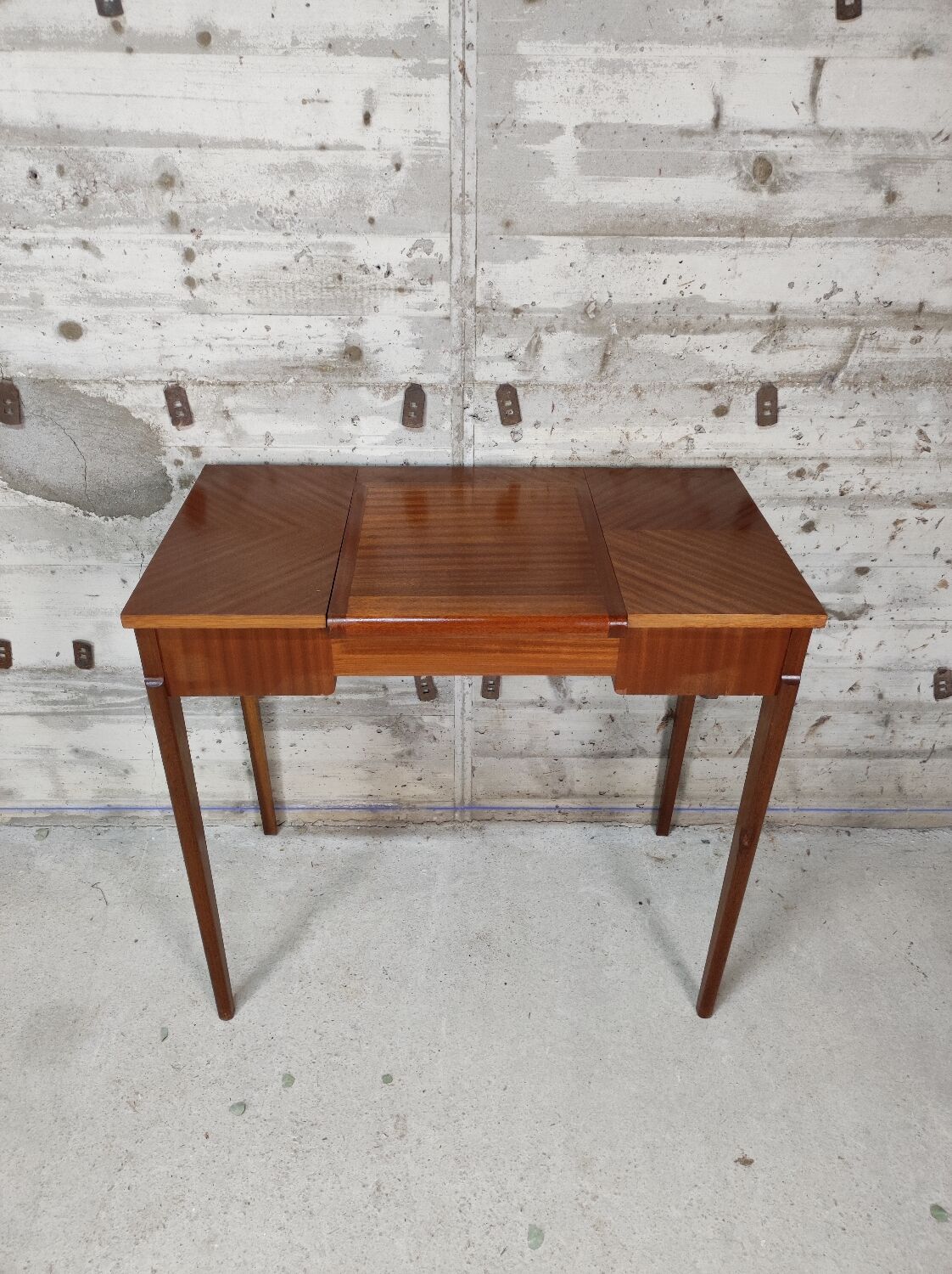 Wooden dressing table