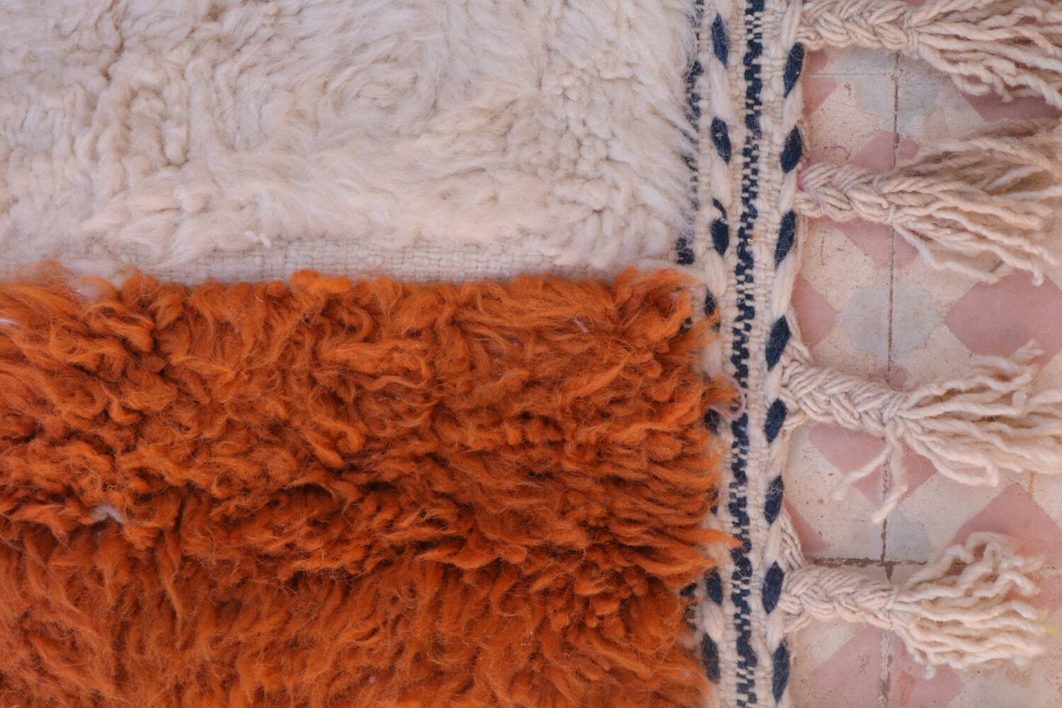 Tapis berbère marocain multicolore moderne