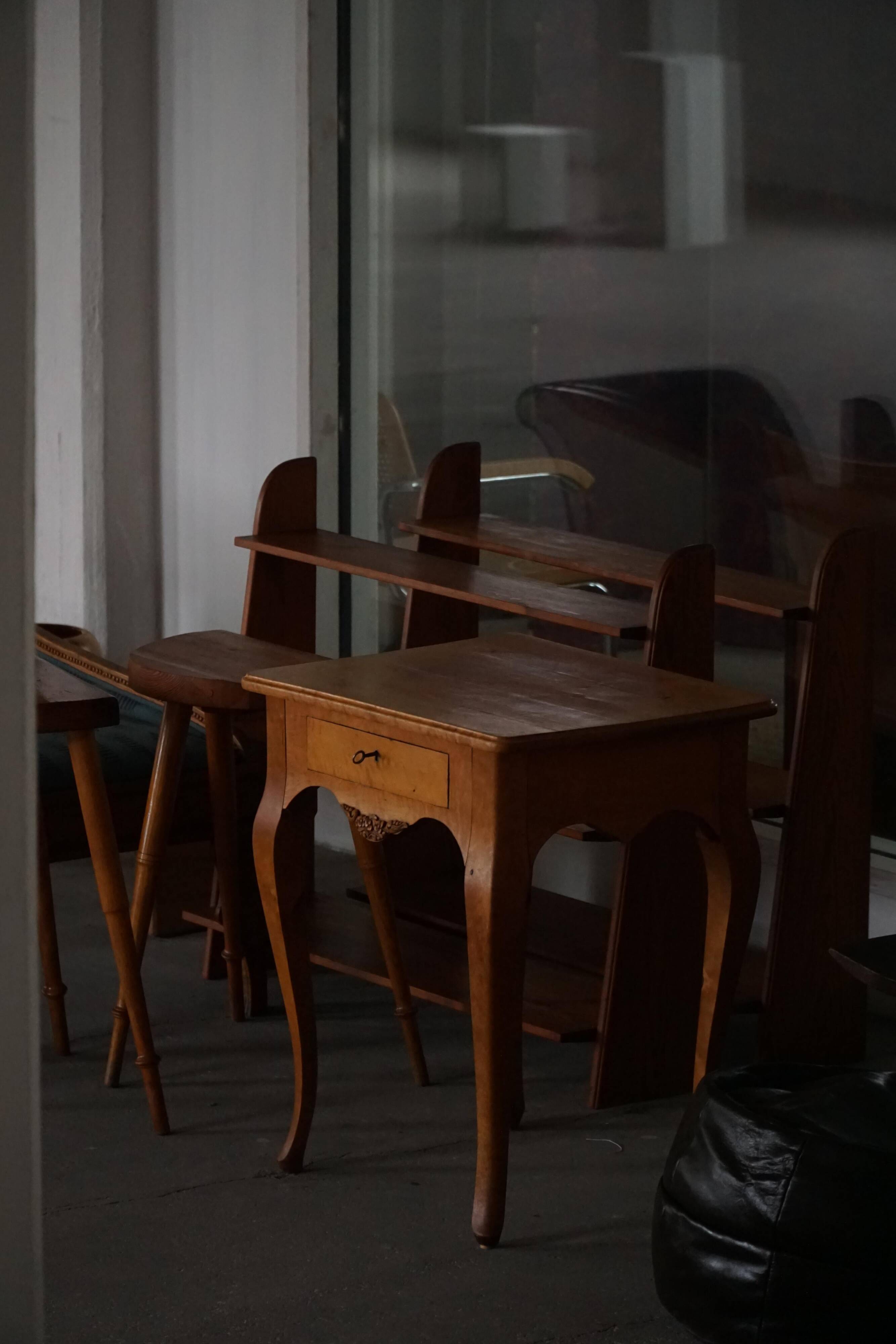 Table d'appoint danoise de style rococo en bouleau avec tiroir, début du 20e siècle