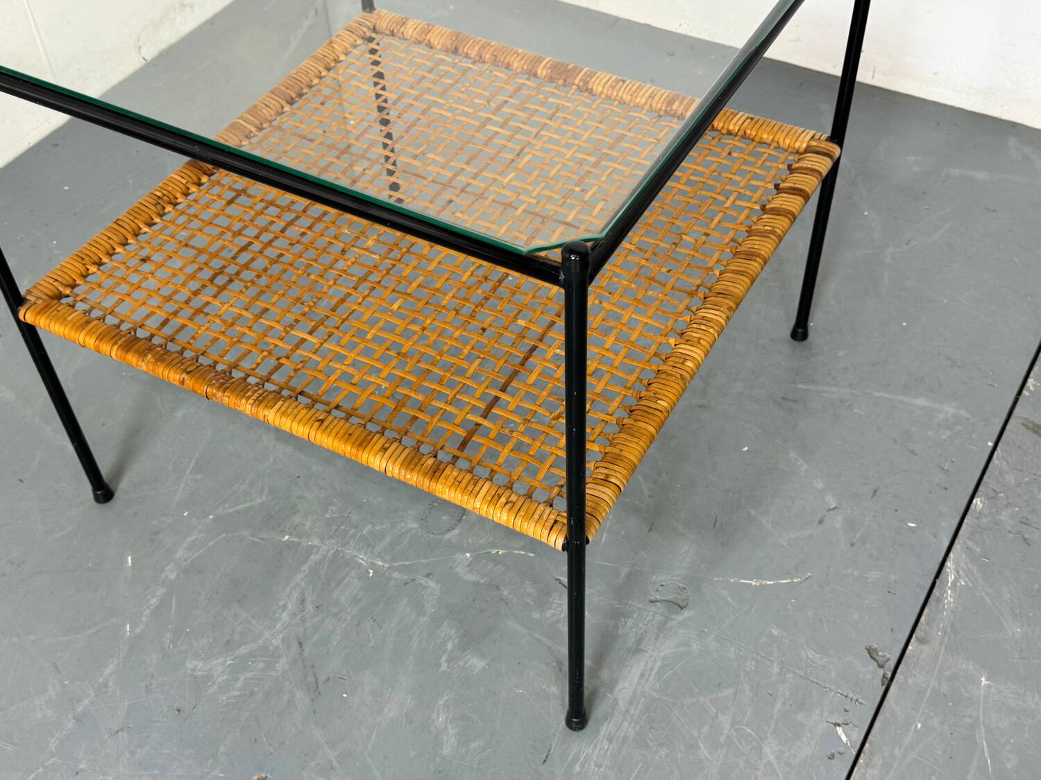 Table d'appoint ou table basse en rotin et verre de style danois moderniste du milieu du siècle