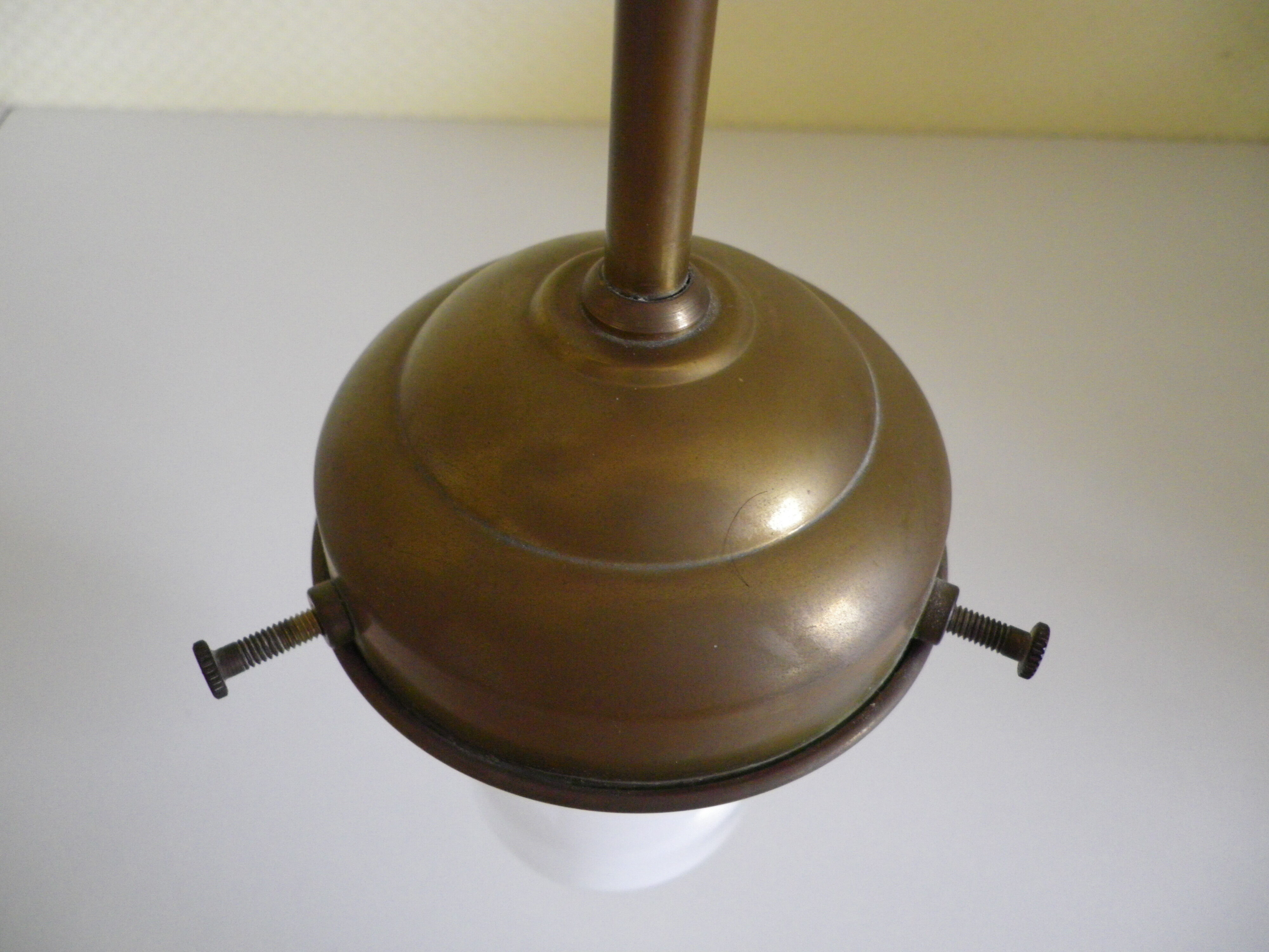 Suspension in brass and opaline country based 1960s/1970s