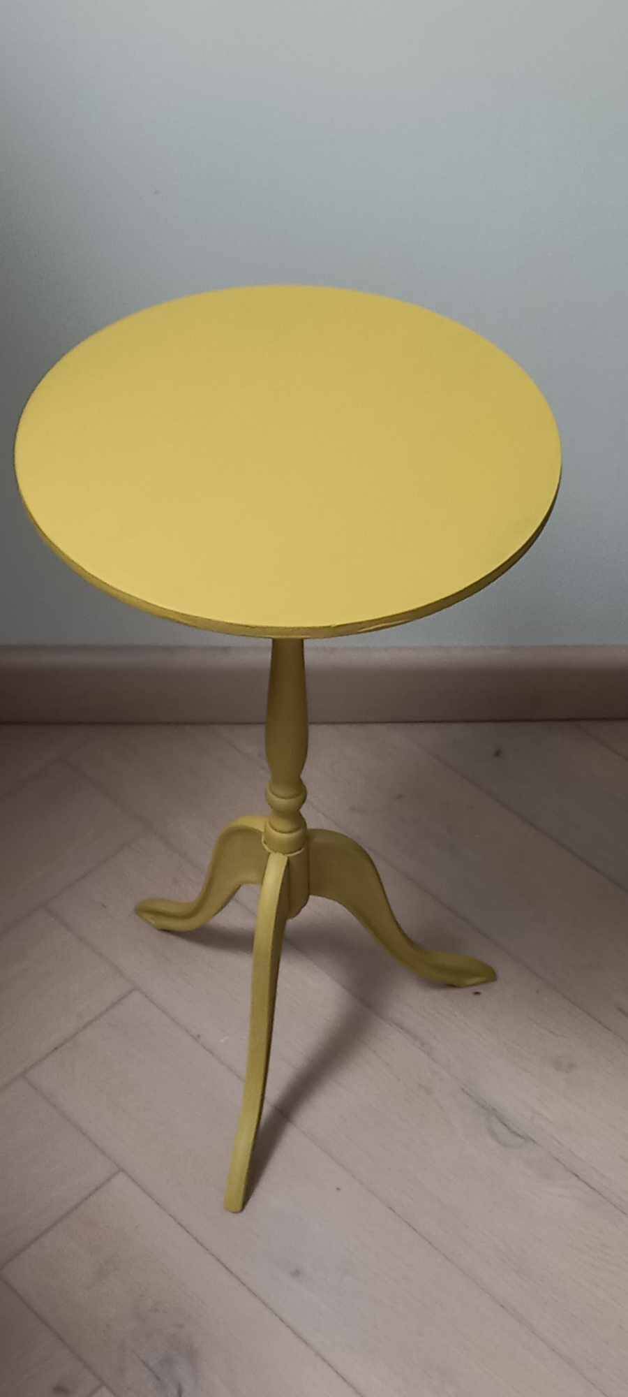 Vintage tripod pedestal table